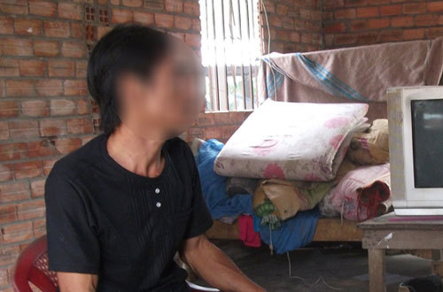 Xâm hại bé gái, gã trai loã thể trèo tường 4m tẩu thoát