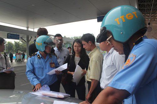 Tài xế, hành khách taxi Uber vừa đi vừa lo…“bị bắt”