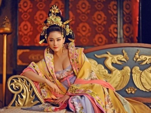 Những màn khoe ngực gây tranh cãi trong 'Võ Tắc Thiên truyền kỳ