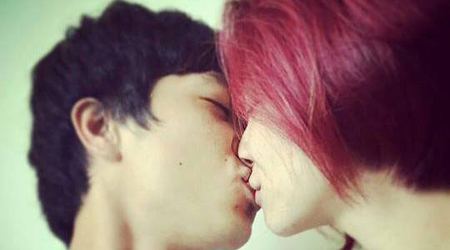 Lộ ảnh Công Phượng và Hòa Minzy hôn nhau say đắm