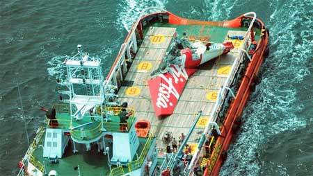 Đã vớt được hộp đen máy bay AirAsia gặp nạn