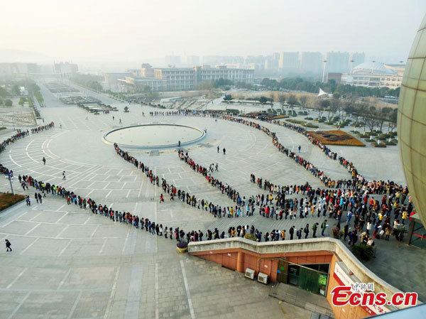 Sinh viên xếp hàng trăm mét vào thư viện