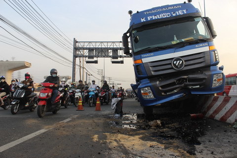 Xe container leo dải phân cách, xa lộ Hà Nội kẹt cứng