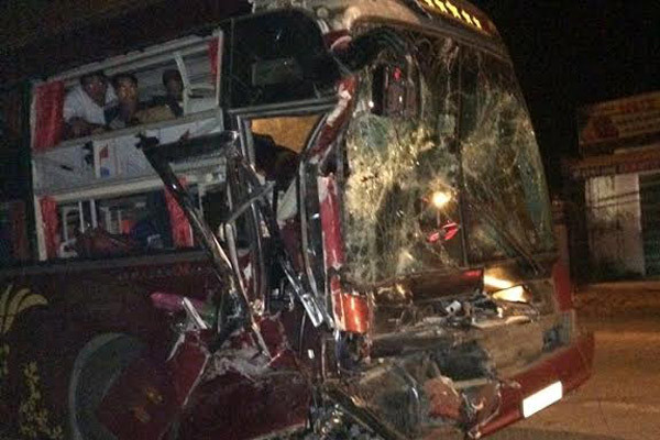 Xe khách bị đâm, 30 khách đập cửa chui ra