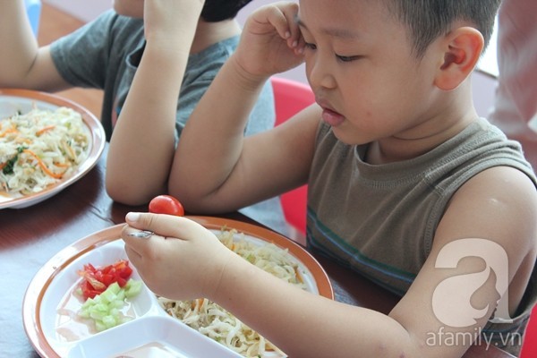 Những cảnh cho con ăn “đau tim” của bố mẹ Việt