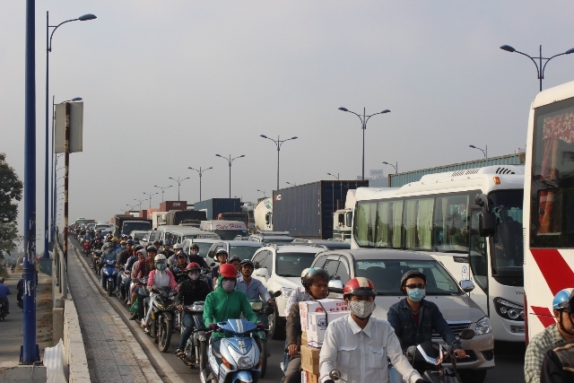 Kẹt xe nghiêm trọng hơn 6 giờ trên xa lộ Hà Nội