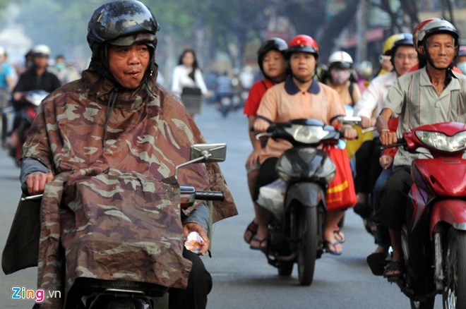Người Sài Gòn mặc áo mưa để... chống lạnh
