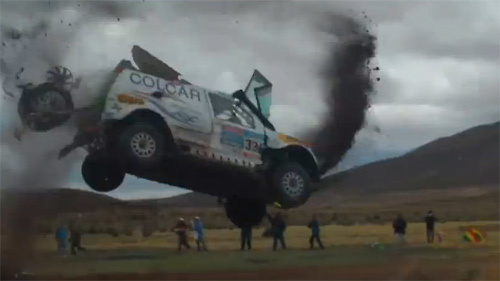 Ô tô lộn trên không rồi lao xuống đất bốc cháy