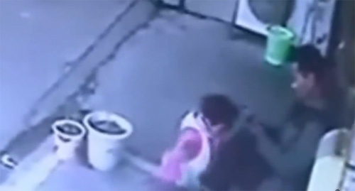 Bé gái cứu mạng cha mình trong vài giây