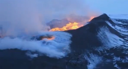 Cảnh tượng ngoạn mục dòng dung nham phun trào từ dãy núi lửa