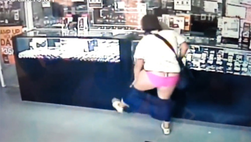 10 clip 'nóng': Nữ quái cướp tiệm vàng bị tụt quần