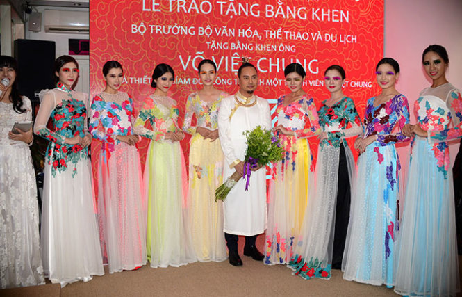 Nhà thiết kế được nhận bằng khen quảng bá áo dài Việt Nam