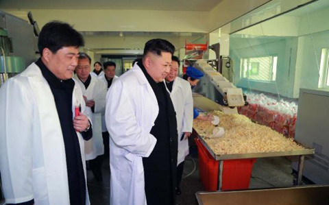 Kim Jong Un tươi cười đi thị sát