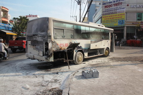 Xe đưa đón học sinh phát cháy trên phố