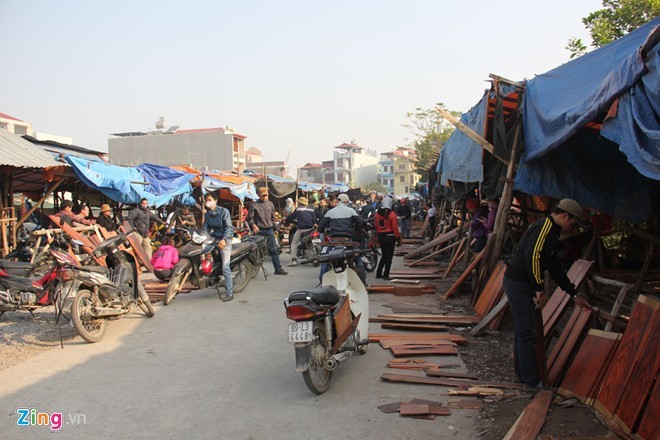 Chợ gỗ trắc vụn độc đáo tại ngôi làng giàu nhất Việt Nam