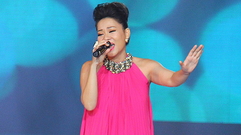 Thu Minh bầu 5 tháng vẫn nhảy trên sân khấu