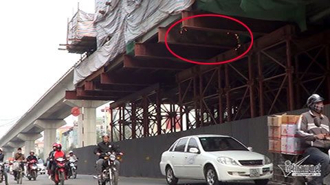 Lửa hàn bắn tung tóe tại dự án đường sắt trên cao