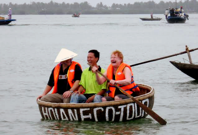 Cựu Tổng thống Phần Lan sang Hội An học chèo thuyền thúng