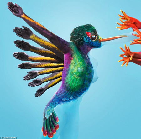 Cô gái có biệt tài hóa chim trên người