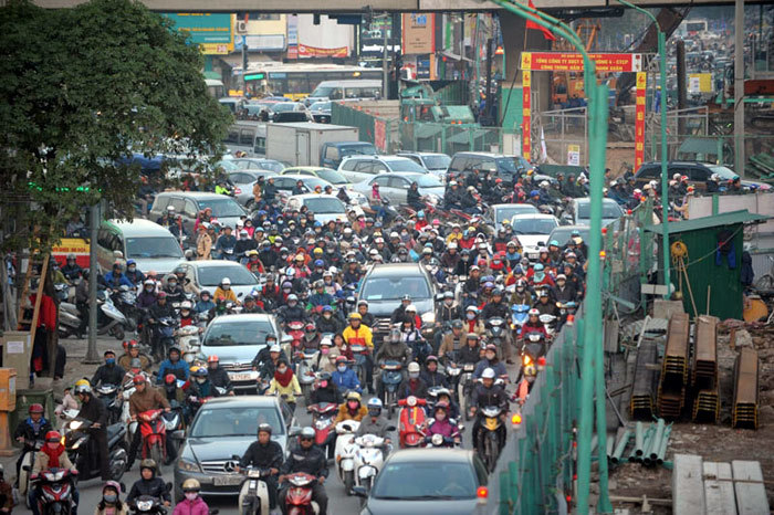 Yêu cầu khắc phục ùn tắc giao thông tại 2 thành phố lớn
