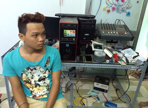 Bắt 2 gã trai đưa ảnh khiêu dâm trẻ em nam lên mạng