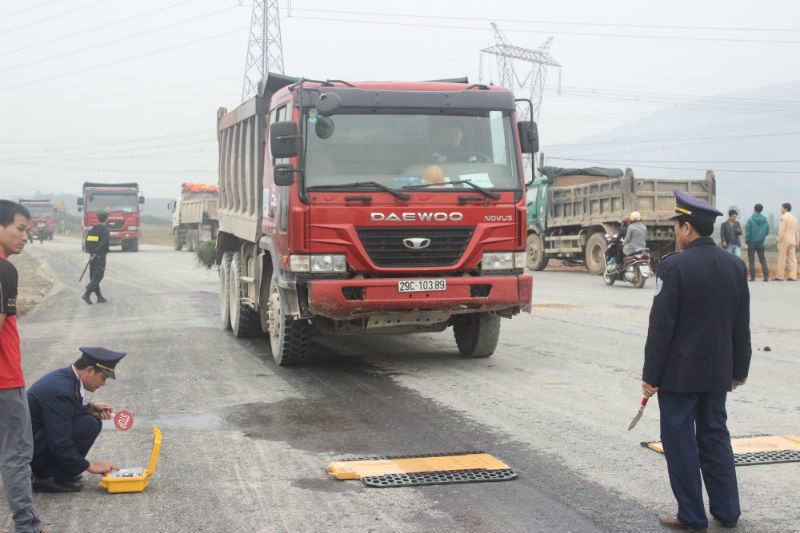 Phó phòng CSGT ngày nghe trăm cuộc 'xin' xe quá tải!