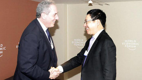 Phó Thủ tướng Phạm Bình Minh tiếp xúc bên lề WEF 2015
