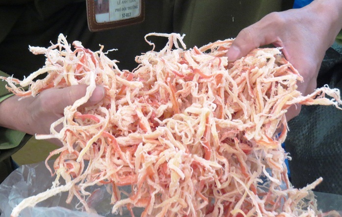 Thu giữ khối lượng lớn mực khô được làm từ sắn