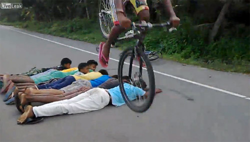 Bay qua 8 người, lái xe đạp cắm mặt xuống đường