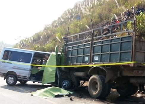 Xe khách đấu đầu xe tải do tài xế ngủ gật