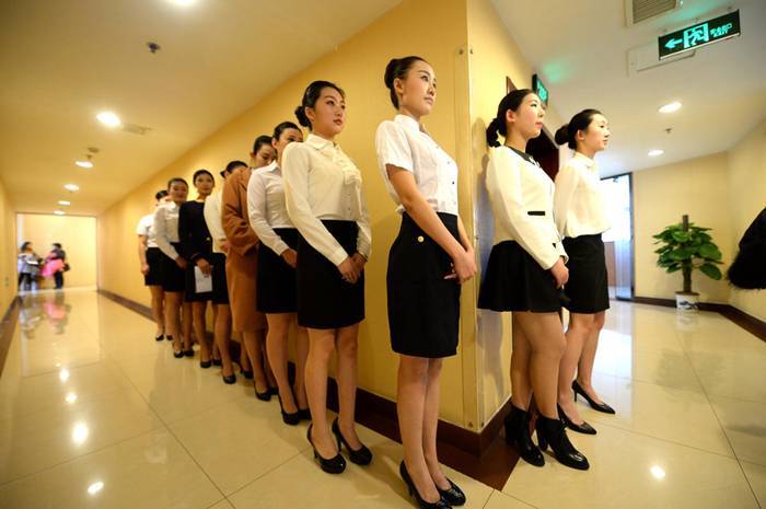 Tuổi 18 đọ chân dài, váy ngắn tuyển tiếp viên hàng không