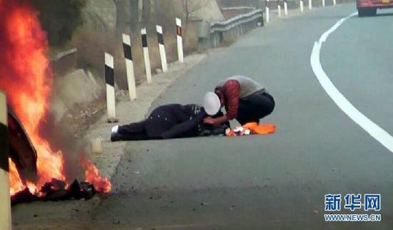 Cảnh sát nhường áo cho người bị tai nạn