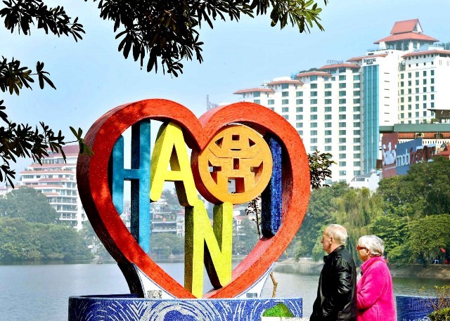Trái tim Tình yêu Hà Nội bên hồ Trúc Bạch