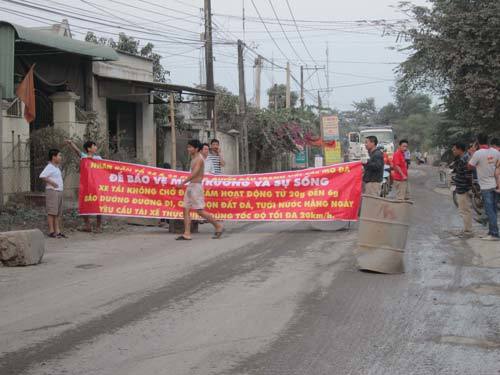 Dân lập rào chắn phản đối xe quá tải chạy phá đường, cán chết người