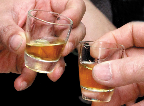 Ăn nhậu tất niên: Cẩn thận gặp họa vì bia rượu
