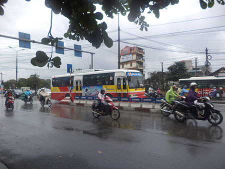 Hà Nội gỡ bỏ hàng loạt dải phân làn cứng