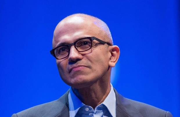 S.Nadella và kính HoloLens có vực được Microsoft?