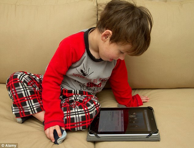Cấm cha mẹ cho con dưới 2 tuổi dùng đồ điện tử