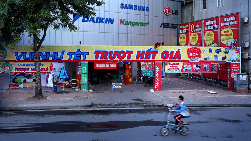 Siêu 'từ điển' quảng cáo trên phố Hà Nội