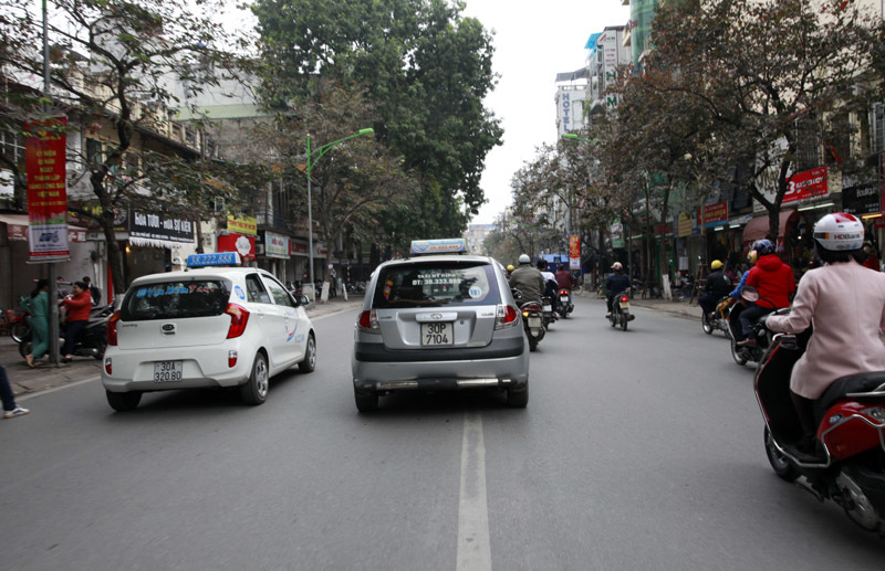 Cảnh lộn xộn nơi Hà Nội vừa dỡ dải phân làn cứng