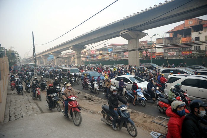 Khốn khổ nhích từng centimet trên phố giờ cao điểm
