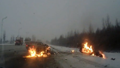 Ô tô bùng cháy sau tai nạn kinh hoàng