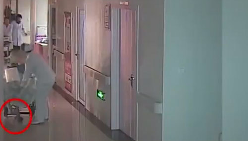 Y tá bất cẩn để rơi bé sơ sinh