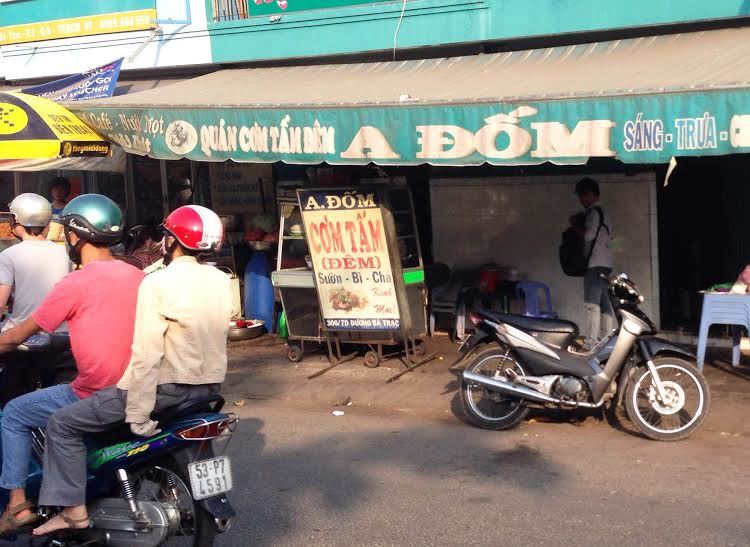 Người phụ nữ bị 2 kẻ đòi nợ đâm chết trước cửa nhà