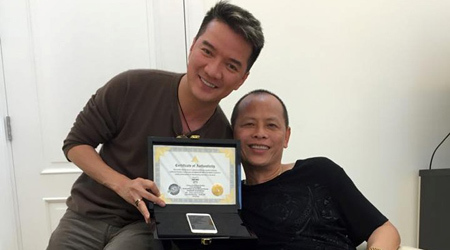 Mr. Đàm được tặng iPhone 6 dát vàng, đính kim cương