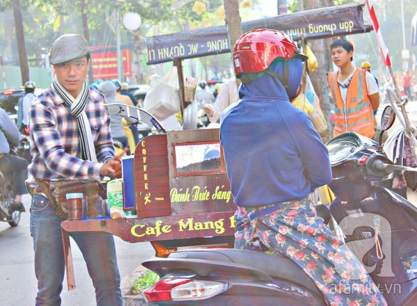 Hàng cà phê dạo đông khách của anh chàng sành điệu nhất Sài Gòn