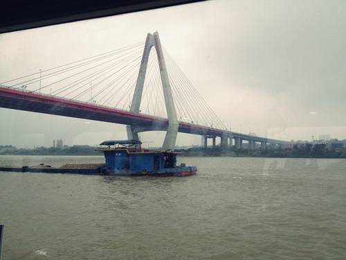 Tận mắt ngắm cầu Nhật Tân từ dưới Sông Hồng