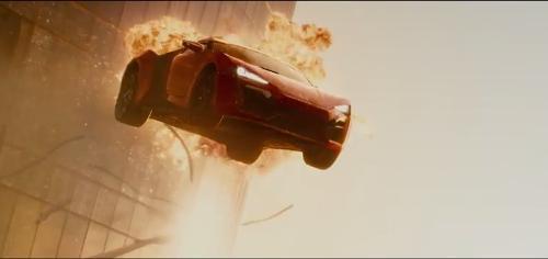 Vin Diesel lái xe bay xuyên qua 2 tòa nhà chọc trời