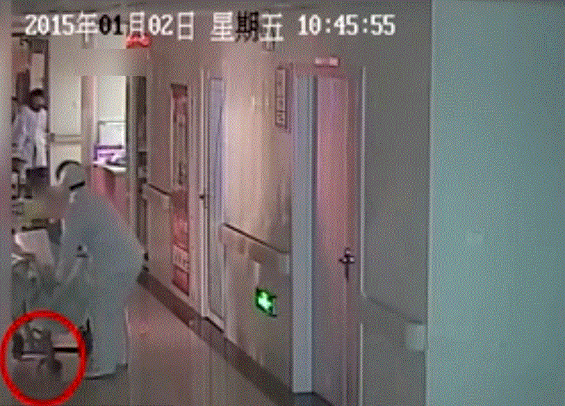 Bé sơ sinh tử vong vì bị y tá kéo lê 10 mét