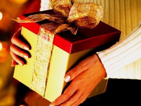 Biếu Tết: “Không có tiền tốt nhất đừng biếu”